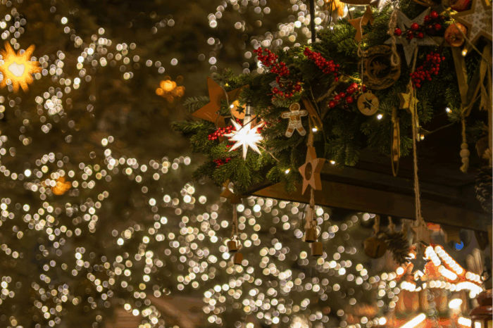 L’atmosfera si scalda e, soprattutto, si accende la magia delle feste! Un weekend in montagna rappresenta l’occasione perfetta per immergersi nei profumi, nei sapori e nelle luci dei Mercatini di Natale di Asiago. È, infatti, un’opportunità unica per vivere la tradizione, curiosare tra le bancarelle e gustare i prodotti tipici dell'Altopiano.